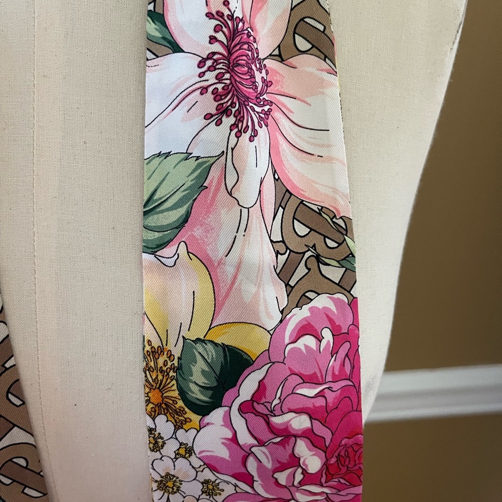 Burberry ladies skinny scarf. Brand new